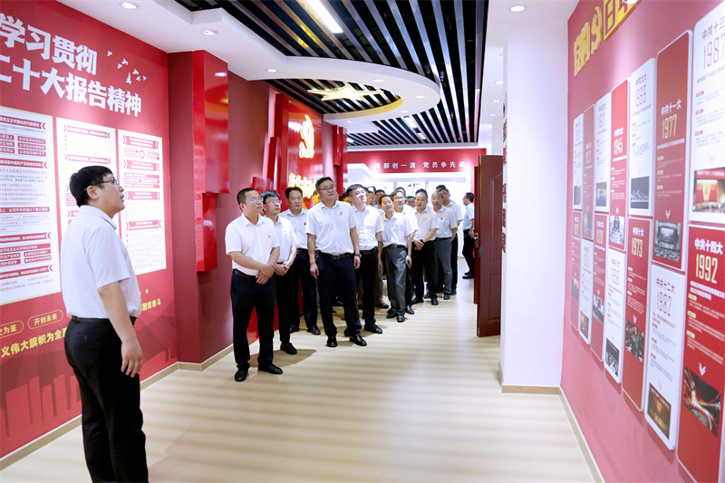 參觀集團黨建活動室 參觀集團黨建活動室