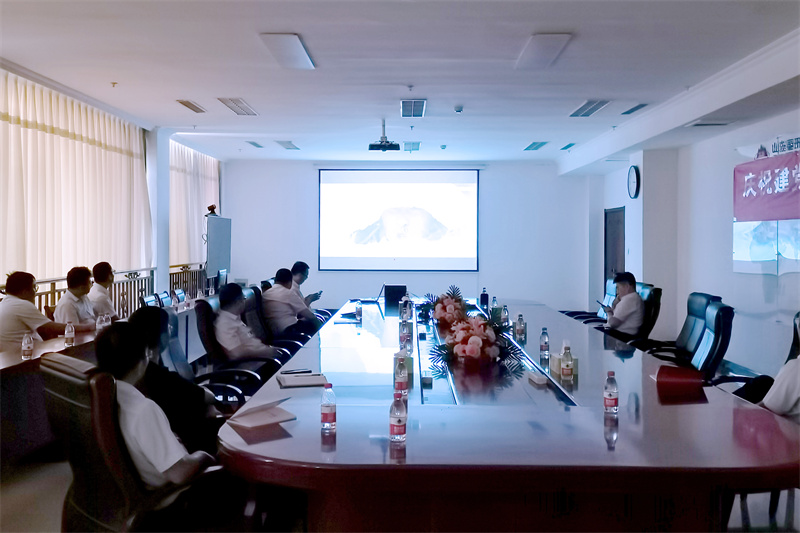 觀看紅色影片 (2) 觀看紅色影片 (2)